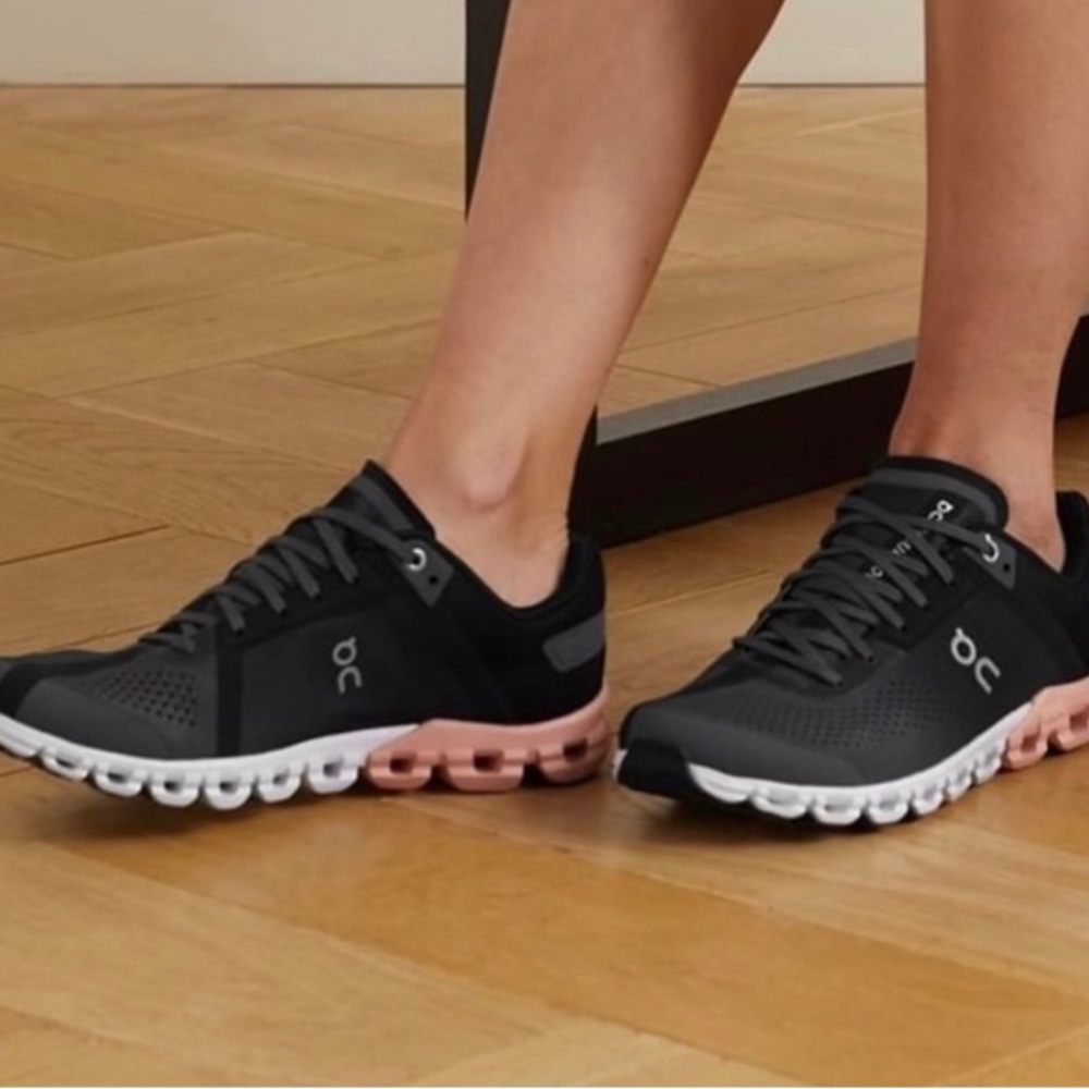 On Cloudflow Running Shoes - Picture 2 of 9